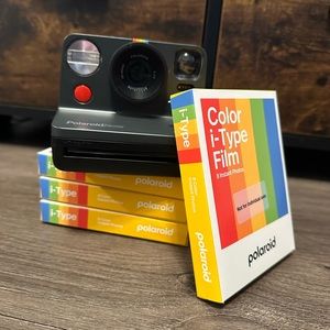 PolaroidNow - Black with 4 packs Color i-Type Film
